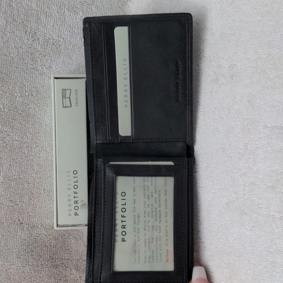 Perry Ellis Black Leather Passcase - Picture 2 of 3